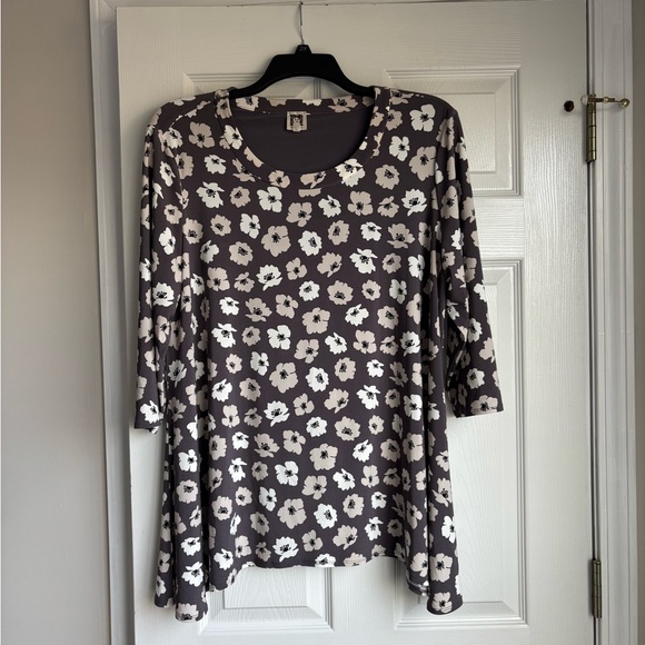 Anne Klein Tops - Anne Klein Black and White Floral Blouse
